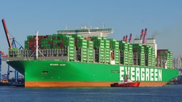 Das größte Containerschiff der Welt 'Ever Ace' der Reederei Evergreen.