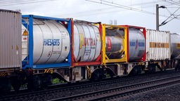 Güterzug steht auf Schiene.