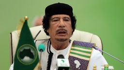 Muammar al-Gaddafi bei Rede.
