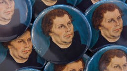 Magneten mit dem Porträt Martin Luthers aus einem Gemälde.