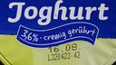 Mindesthaltbarkeitsdatum ist auf Joghurtdeckel gedruckt.
