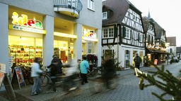 Passanten beim Einkaufen in der Einkaufsstrasse "Langgasse" in Haßloch.