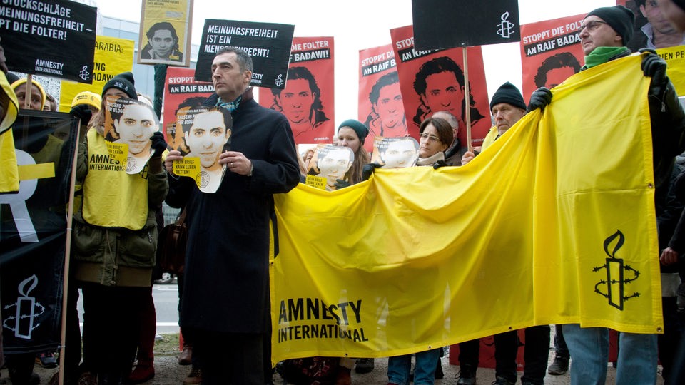Der Grünen-Politiker Cem Özdemir und andere Menschen demonstrieren für Meinungsfreiheit.