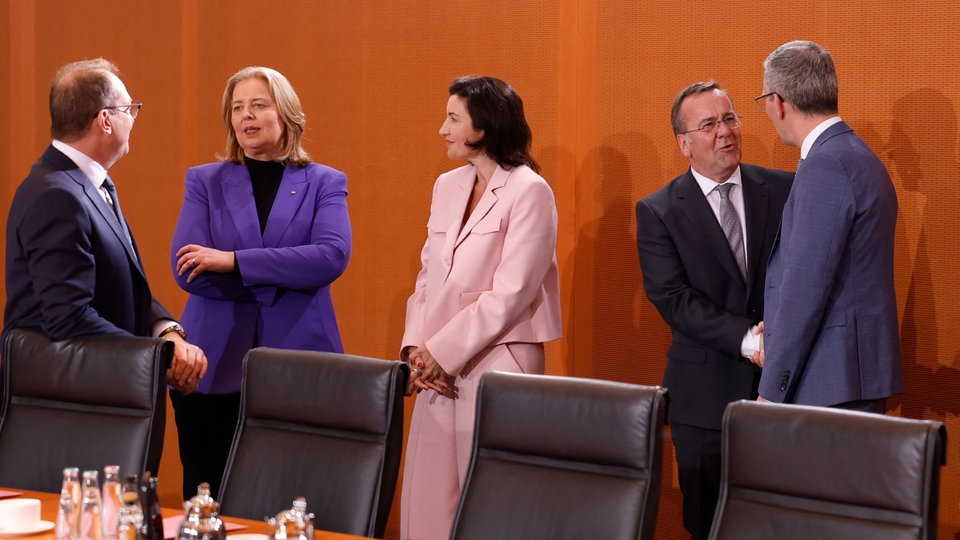 Umweltminister Carsten Schneider, Arbeitsministerin Bärbel Bas, Ministerin für Forschung und Raumfahrt Dorothee Bär, Verteidigungsminister Pistorius und Verkehrsminister Patrick Schnieder.