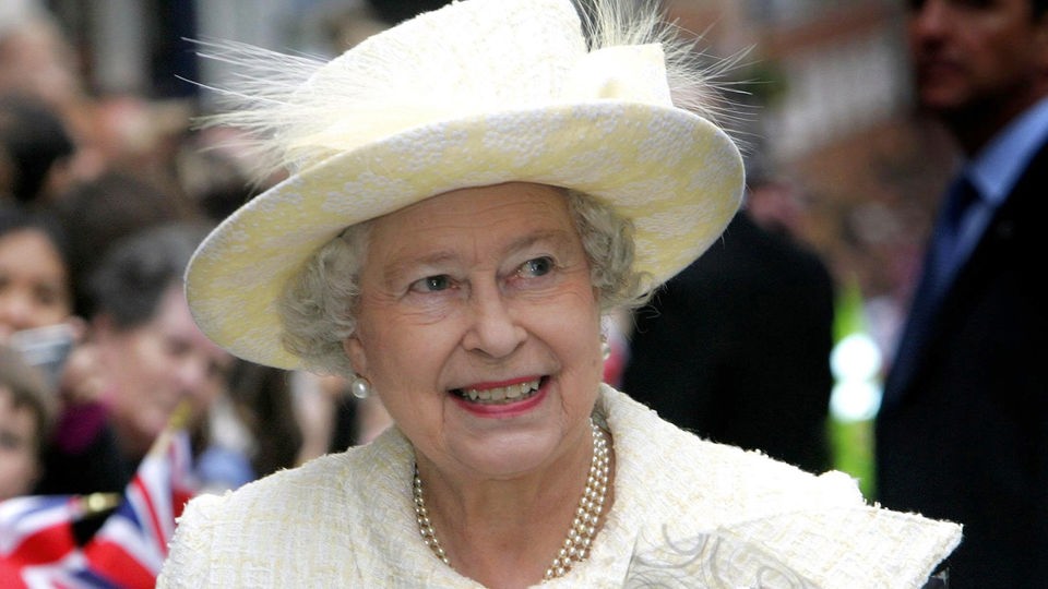 Königin Elizabeth II. mit Krone und Kleid.