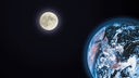 Von einem Satelliten aufgenommenes Foto des Mondes mit der Erde im Anschnitt.