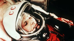 Der sowjetische Kosmonaut Juri Gagarin mit Helm und Weltraumanzug.