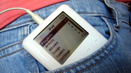 MP3-Player steckt in Tasche von Jeanshose