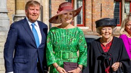 König Willem-Alexander, Königin Maxima und Prinzessin Beatrix stehen nebeneinander.