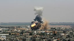 Blick auf den Gaza-Streifen. Ein Bombe explodiert.