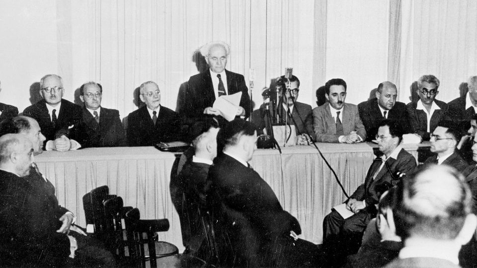 Schwarz-weiß Ministerpräsident David Ben Gurion verkündet die Unabhängigkeit des Staates Israel.