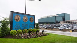 Schild mit der Aufschrift 'National Security Agency' vor dem Hauptsitz der NSA in Maryland.