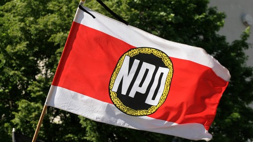 Weiß-rote Flagge der NPD.