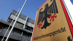 Goldenes Schild mit Bundesadler und Schriftzug 'Bundesverfassungsgericht'. | Bildquelle: WDR/dpa Goldenes Schild mit Bundesadler und Schriftzug 'Bundesverfassungsgericht'.