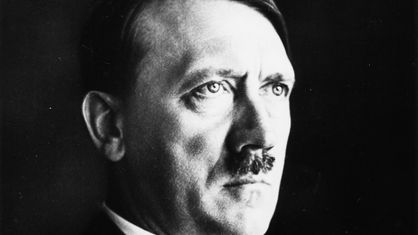 Schwarz-weiß Portrait von Adolf Hitler.