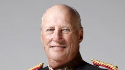 Porträt von König Harald V. in Uniform.