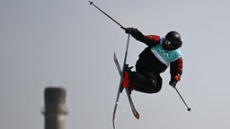 Der Spanier Javier Lliso bei einem Sprung im Freestyle Ski - Big Air.