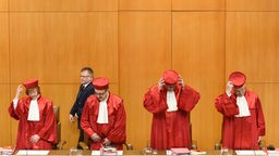 Eine Gruppe Richter am Bundesverfassungsgericht steht auf.