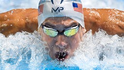 Michael Phelps schwimmt mit Badekappe und Schwimmbrille.