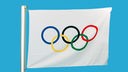 Weiße Flagge mit den olympischen Ringen.