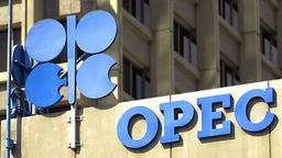OPEC-Logo an Gebäude
