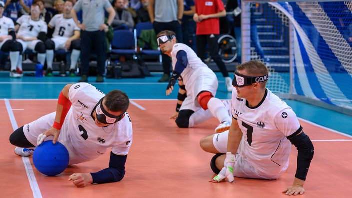 Zwei Goalball-Teams spielen auf einem Turnier gegeneinander. 