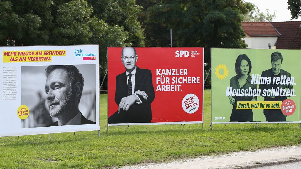 Wahlplakate der FDP, SPD und Grünen nebeneinander.