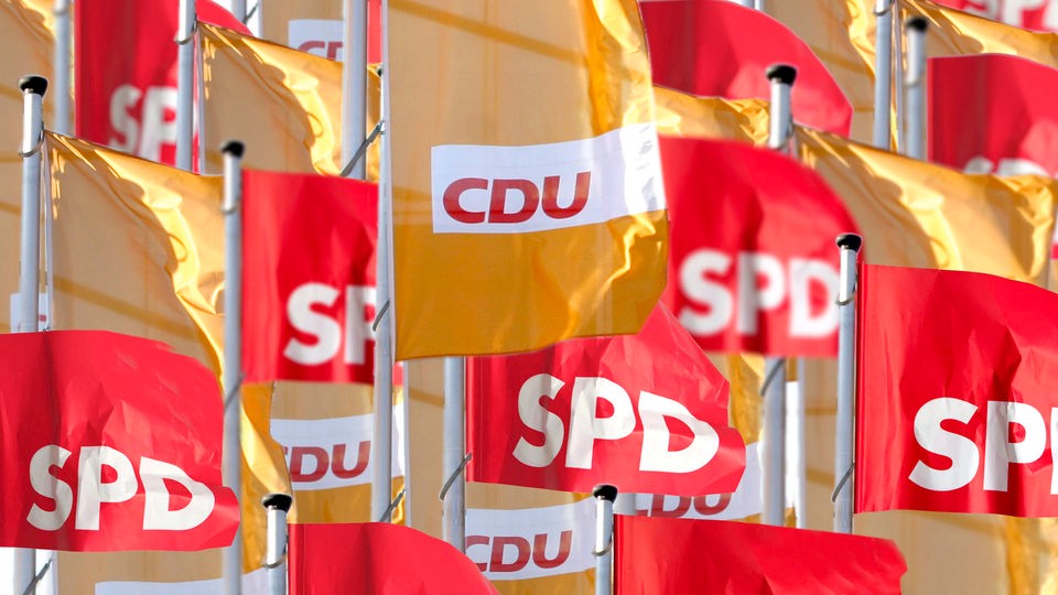 CDU und SPD-Flaggen nebeneinander.