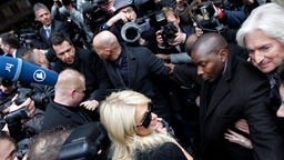 Fotografen umlagern die Hotelerbin Paris Hilton.
