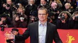 Der amerikanische Schauspieler Matt Damon posiert auf dem roten Teppich der Berlinale für die Fotografen.