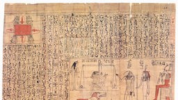 Ein dicht beschriebenes Papyrusblatt.