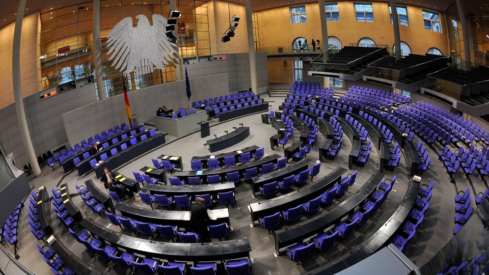 Von der Balustrade in den Saal des Bundestages fotografiert, gegenüber das Rednerpult. 