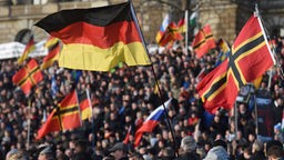 Pegida-Demonstration mit Deutschlandfahnen.