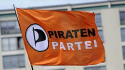 Eine Fahne der Piratenpartei.