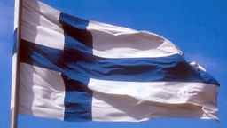 Die Flagge von Finnland flattert im Wind