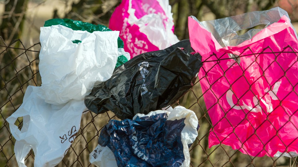 Plastiktüten hängen in Zaun.