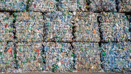 Große zusammengepresste Plastik-Pakete auf einem Recycling-Hof. 