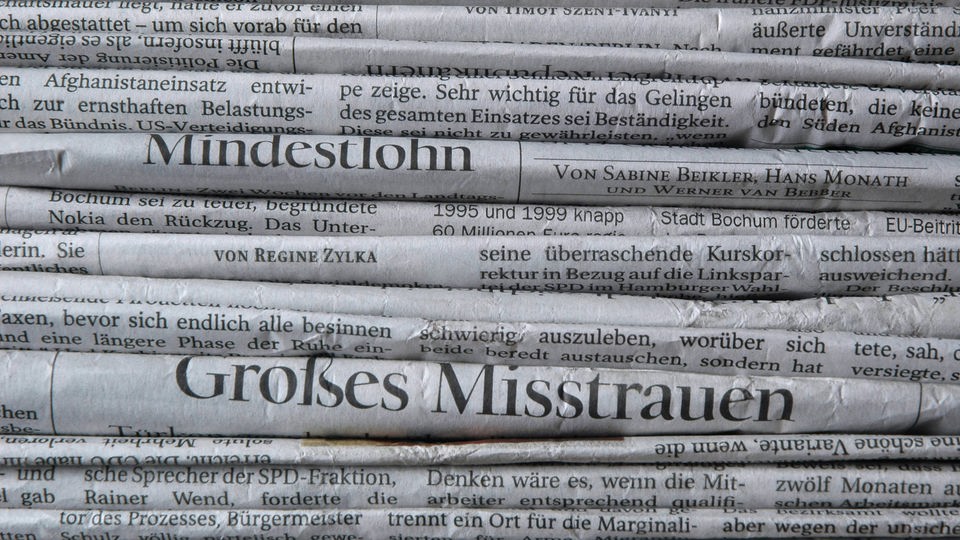 Viele Zeitungen mit verschiedenen Schlagzeilen.