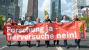 Menschen demonstrieren vor dem Brandenburgertor