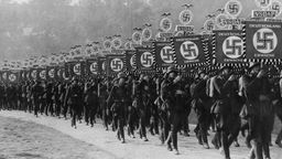Aufmarsch von SA und SS beim Reichsparteitag der NSDAP in Nürnberg 1933.