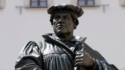 Das Luther-Denkmal auf dem Marktplatz von Eisleben.