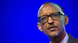 Präsident Paul Kagame mit erhobenem Zeigefinger während einer Rede.