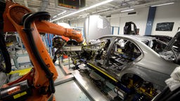Ein Roboterarm in der Produktionsstraße eines Autowerkes.