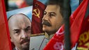 Demonstanten halten Portraits der Gründer der Sowjetunion, Vladimir Lenin und Josef Stalin, hoch.