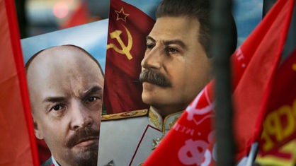 Demonstanten halten Portraits der Gründer der Sowjetunion, Vladimir Lenin und Josef Stalin, hoch.