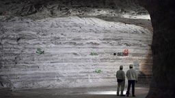 Bergleute betrachten unterirdische Salzschichten.