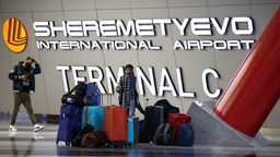 Passagiere in einem Terminal des Flughafens Sheremetyevo International Airport.