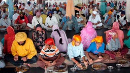 Sikhs beim Langar im Goldenen Tempel.