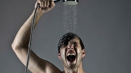 Mann singt unter der Dusche.