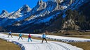 Skilangläufer trainieren auf künstlichen Schneebahnen.